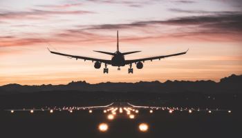 활주로 제설작업…청주공항 도착 항공편 2편 회항