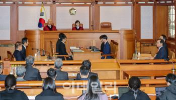 [속보]헌재 "윤 측, 1차 체포영장 권한쟁의·효력정지 가처분 심리중"