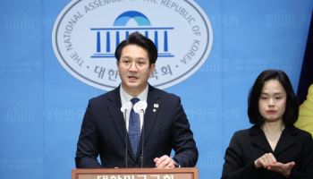 '카톡 검열' 논란 전용기 의원…직권남용·협박 등 피고발
