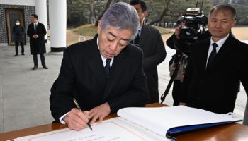 한국 오자마자…7년 만에 현충원 찾은 日 외무상