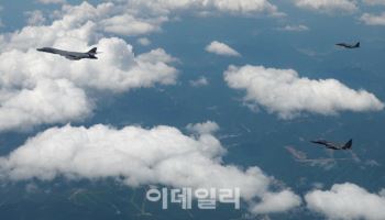 미 B-1B 전략폭격기 전개, 한미일 올해 첫 연합 공중훈련