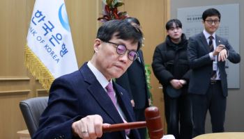 ‘금리 인하냐, 동결이냐’…이창용 총재 한마디는 “감기 조심하세요”