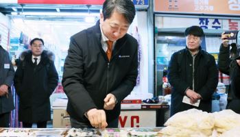 영천시장 찾은 산업장관…"전통시장 애용해주세요"