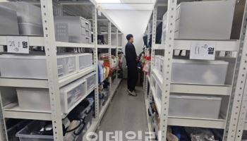 `800달러 뭉치`도…명절마다 쌓이는 공항 분실물