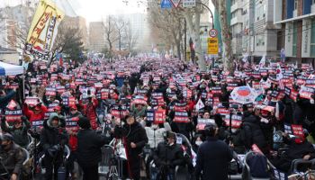 “현장학습도 전면취소”…헌재 앞 시위대, 위협받는 아이들