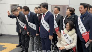 “국민의짐 해체해” “시끄러워”…고성에 얼룩진 與 새해인사