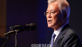 문재인 “어느 때보다 어려운 설… 하루빨리 나라 정상화되길”