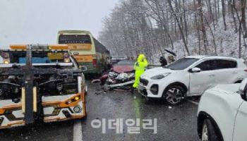 '폭설'에 전국 항공기·여객선 운항 '차질'…교통사고 잇따라