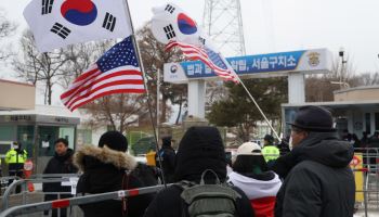 구속 후 용산 참모 처음 만난 尹…“여기도 사람사는 곳”