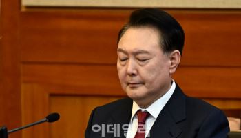 尹 내란혐의 한 재판부가 맡는다… 지귀연 판사는 누구?