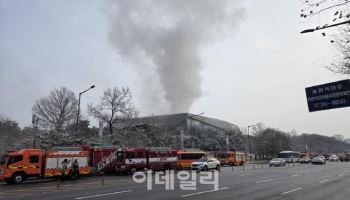 유인촌, 한글박물관 화재현장 방문…"진압에 최선을"