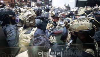 "망치·밧줄 준비하고 언론사 단전까지" 檢공소장 속 계엄