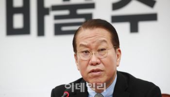 與권영세 “헌재 국민 불신 확대…尹 탄핵심판 무리하게 밀어붙여”