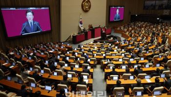 “진심이 뭔가”, “품격을 지켜라”…고성 오간 이재명 연설