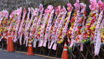 대통령 집무실·관저 앞 ‘尹 응원 화환’ 철거…“앞으로 과태료 부과 검토”