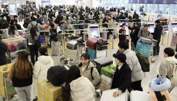 日 공항서 아이돌 사진 찍던 한국女, 제지하던 직원 폭행