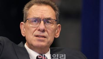 화이자 CEO "유럽, 트럼프 관세위협에 취약"