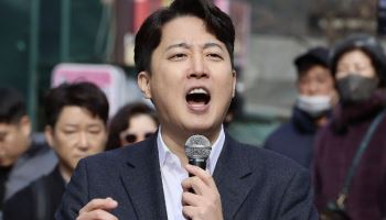 동덕여대 나타난 이준석 "왜 왔냐" 항의에…"'폭동 피해' 확인차"
