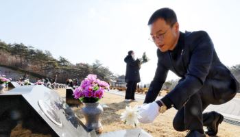 5·18묘역 찾은 김상욱, “광주에 송구” 탄핵반대 시위 與 첫 사과