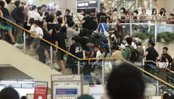 "BTS 좌석 알려주겠다…" 항공권 정보 판 항공사 직원 입건