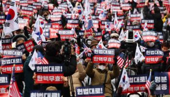 尹 최종변론에 전운 감도는 헌재…찬반 집회 신경전