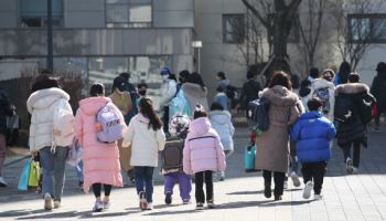 초등생 '대면인계' 방침에 맞벌이부부 뿔났다.."현실적 불가능"