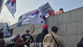 폭력 사태까지 벌어진 대학가…`탄핵 찬반` 점입가경