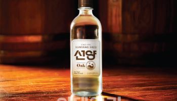 오크통서 숙성한 소주, MZ세대 취향 저격할까?