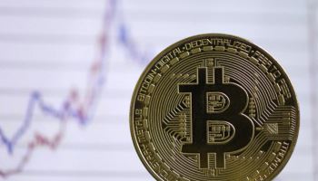 ‘美전략자산 비축 추진'에 폭등한 비트코인 하루 만에 8%↓