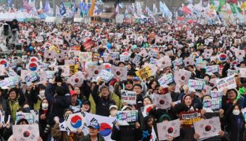 `尹 구속 취소`에 판 커졌다…탄핵 선고 전 주말 집회 `절정`