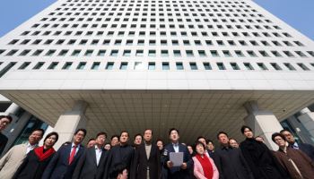 대검 몰려간 與 "불법감금" vs 野 "구속취소는 내란동조"