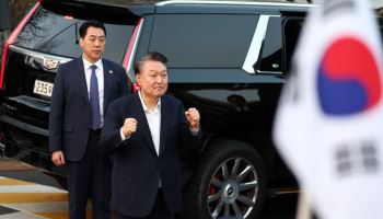 "尹, 당신은 개선장군이 아니다"...'주먹 불끈' 석방에 박지원 분노