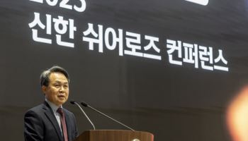 진옥동 신한금융 회장 "여성 틀 깨고 진정한 리더 성장" 당부