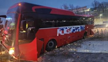 “어? 브레이크가…” 35명 탄 통근버스, 흙더미로 핸들 꺾었다