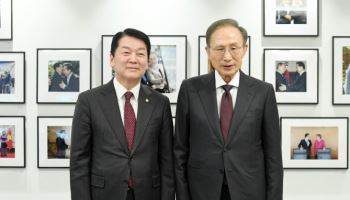 ‘與 대권 잠룡’ 안철수, 이명박 전 대통령 예방해 ‘통합’ 환담