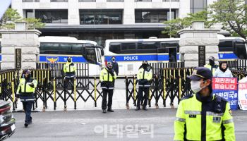 “초과근무에 욕까지”…尹 탄핵 시위에 녹초된 경찰관들(종합)