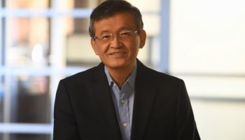 “인텔 새 수장, 파운드리·AI 집중...중간 관리자 감축 검토”