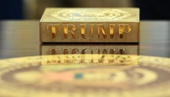 트럼프 집무실 금칠에 "왕에 가깝다"…리모컨까지 도금