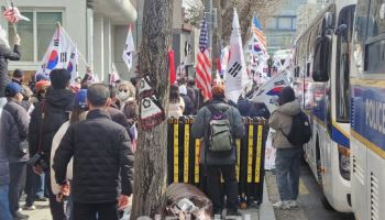 "시위대 있는데 누가 오겠나"…북촌 상인들 `울상`