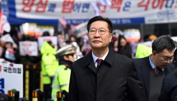 96일만에 변론, 종결까진 단 2시간…법무장관 탄핵 놓고 공방