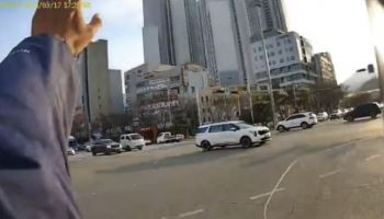 “비켜주세요!” 차 통행 막은 배달 기사…찬사 쏟아졌다