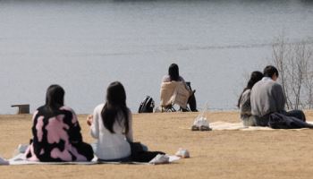 “나들이 가기 좋은데”…포근한 날씨 속 미세먼지 ‘역습’[오늘날씨]