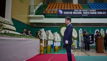 이재명, 산청 산불 희생자 조문…"안전한 세상 꼭 만들겠다"