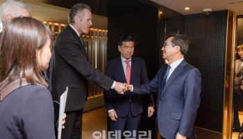 美 알래스카 주지사 만난 김동연 "실리외교 충분히 가능"