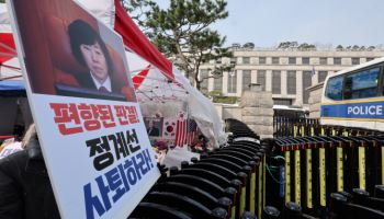 '尹 탄핵 시그널?'...정계선 재판관 찾아간 유튜버들