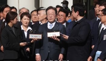 이재명 무죄에…與 "대법서 바로잡길" vs 野 "정치검찰 칼춤"