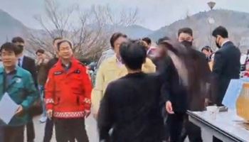 "불 끄러 가자!"...이재명, 산불 현장서 '외투 폭행' 당하기도