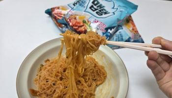 "실험적인 맛" 삼양 비빔면은 다르네…'민초단' 저격 나섰다[먹어보고서]