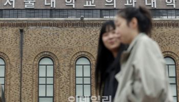 의대생들 속속 복귀…대학들 “등록 후 수업 거부 엄정 대응”