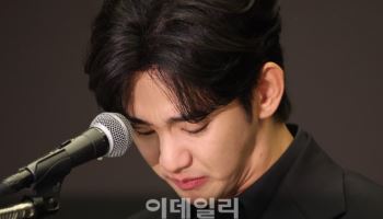 김수현, 눈물의 40분 기자회견 "故 김새론 살인자 아냐…가짜 증거"(종합)